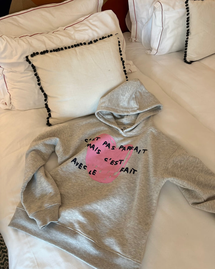 https://www.instagram.com/p/C_h8BKPMAu7/[SHARP-CAPTION]Everyone’s favorite is back in stock ! Notre hoodie Monterey « C’est pas parfait mais c’est fait avec le 💗 » est disponible du XXS au XXXL en ligne. Nous avons hâte de vous voir dedans.