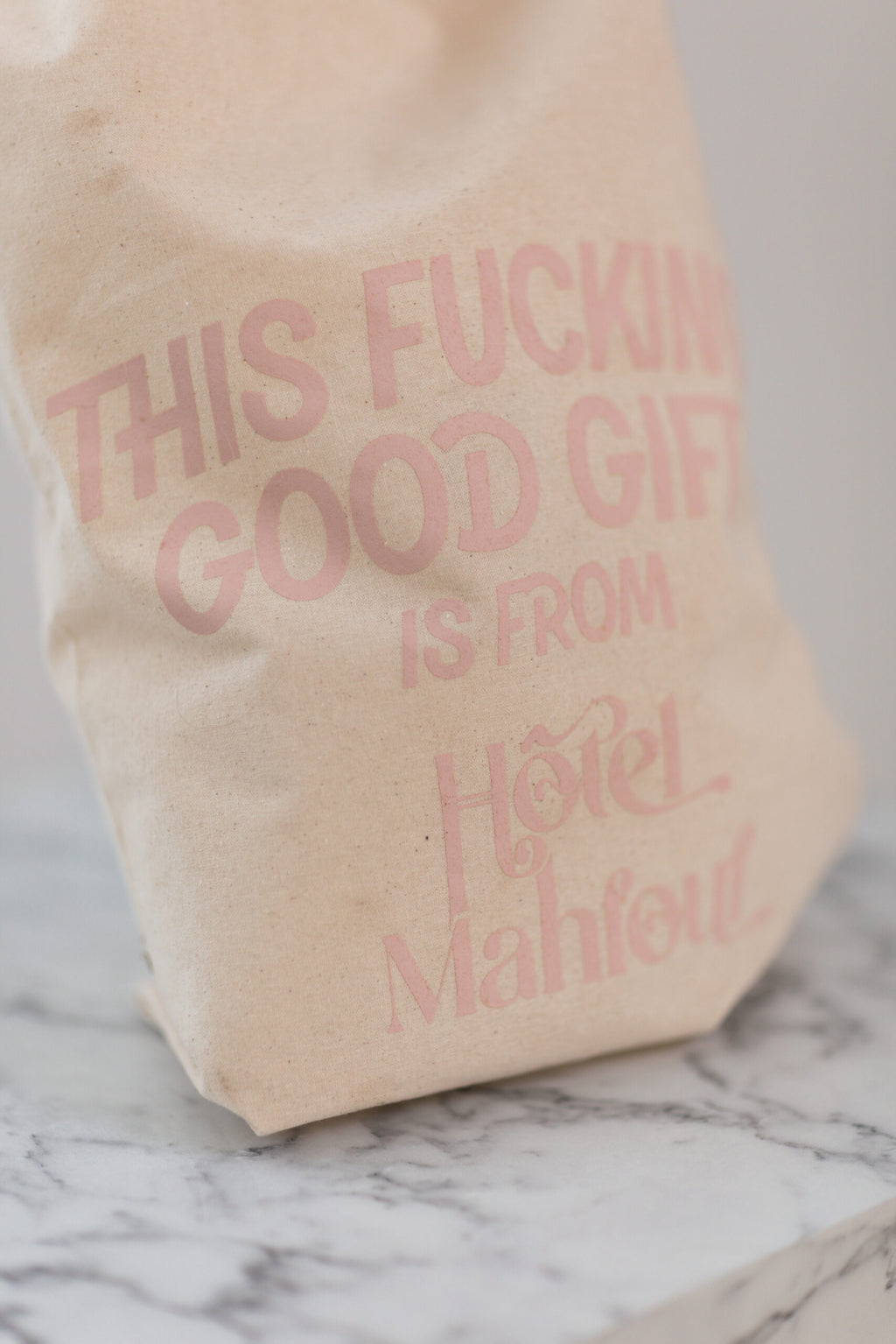 La pochette cadeau réutilisable "This Fucking good gift is from Hôtel Mahfouf"