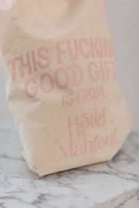 La pochette cadeau réutilisable "This Fucking good gift is from Hôtel Mahfouf"