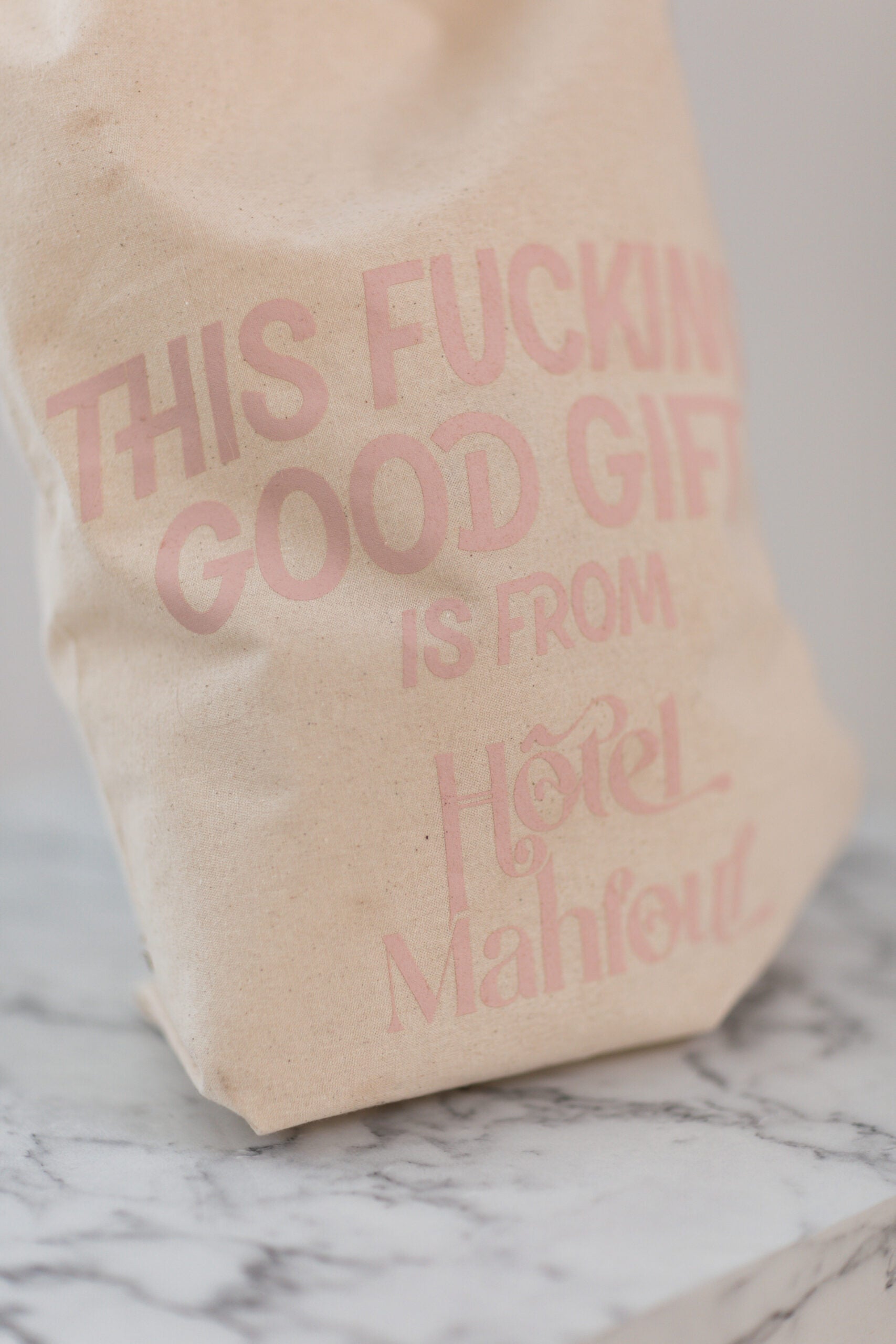 La pochette cadeau réutilisable "This Fucking good gift is from Hôtel Mahfouf"